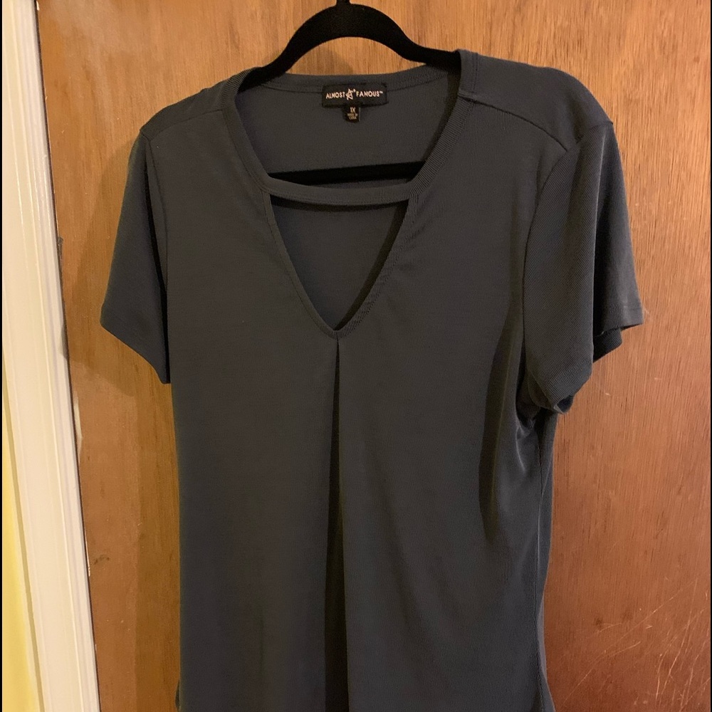 Almost famous | gray cut out tee. Size 1X stretchy